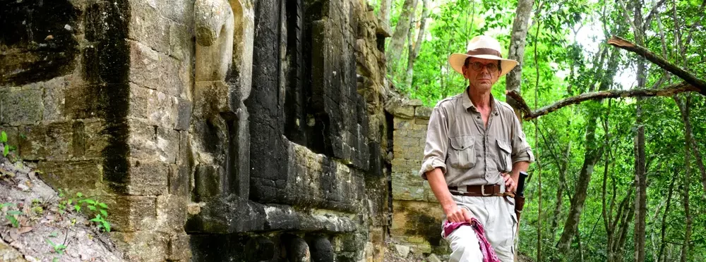 Arheolog dr. Ivan Šprajc na arheološkem najdišču v pragozdu