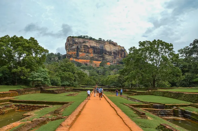 Masiven skalni stolp Sigirija, imenovan tudi Levja skala, z ostanki kraljeve palače na vrhu, ki leži v osrednjem delu Šrilanke.