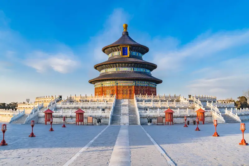 Nebeški tempelj v Pekingu iz velike ploščadi pred njim