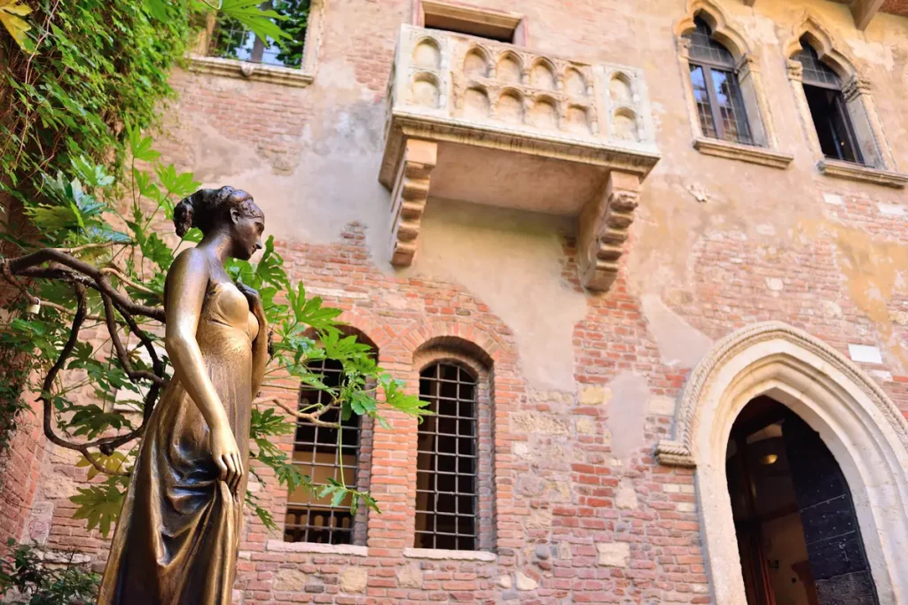 Kip Julije pod balkonom v Veroni, kjer naj bi živela naslovna junakinja Shakespearjeve drame Romeo in Julija